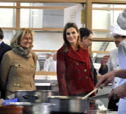 Su Alteza Real la Princesa de Asturias junto a la alcaldesa de Albacete, Carmen Bayod, durante su visita a la Escuela de Hosteleria del I.E.S. Univers